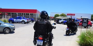 Hubo un tiroteo en el estacionamiento de un reconocido comercio. (José Gabriel Hernández / La Voz)