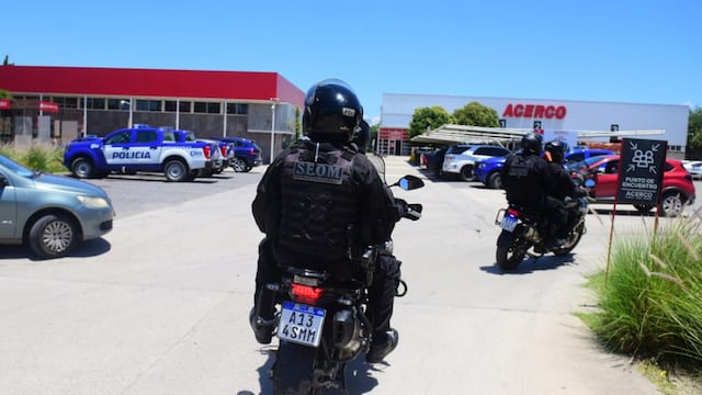 Hubo un tiroteo en el estacionamiento de un reconocido comercio. (José Gabriel Hernández / La Voz)