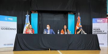 El Municipio de Río Grande, a través de la Secretaría de la Mujer, Género y Diversidad y la Escuela Municipal, hizo entrega de diplomas por la capacitación en la Ley Micaela a empleados municipales.