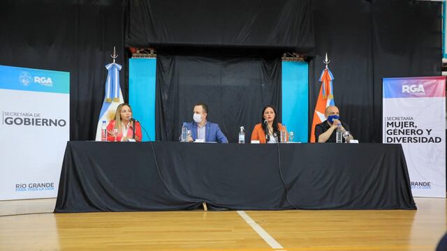 El Municipio de Río Grande, a través de la Secretaría de la Mujer, Género y Diversidad y la Escuela Municipal, hizo entrega de diplomas por la capacitación en la Ley Micaela a empleados municipales.