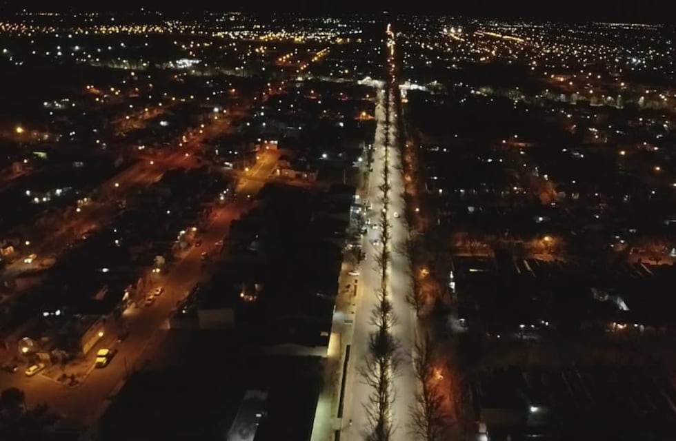 La comuna instaló 200 luces led en el bulevar Los Robles