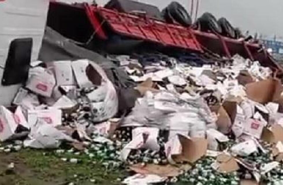 Volcó un camión de cerveza y las latas quedaron desparramadas en el suelo