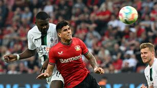 Piero Hincapié (izquierda), zaguero ecuatoriano del Bayer Leverkusen y Marcus Thuram del Borussia
Monchengladbach durante el partido de la Bundesliga, el domingo 21 de mayo de 2023, en Leverkusen. (Federico Gambarini/dpa vía AP)