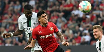 Piero Hincapié (izquierda), zaguero ecuatoriano del Bayer Leverkusen y Marcus Thuram del Borussia
Monchengladbach durante el partido de la Bundesliga, el domingo 21 de mayo de 2023, en Leverkusen. (Federico Gambarini/dpa vía AP)