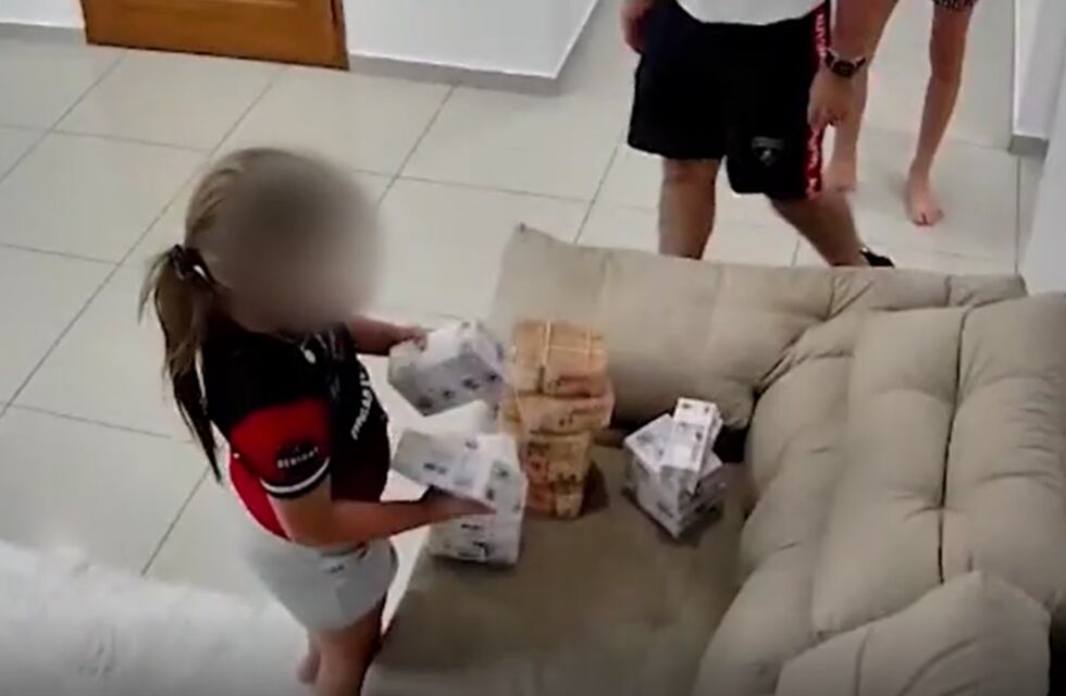 Desbaratan una banda que emitía facturas truchas: así hacían que sus niños carguen los fajos de billetes