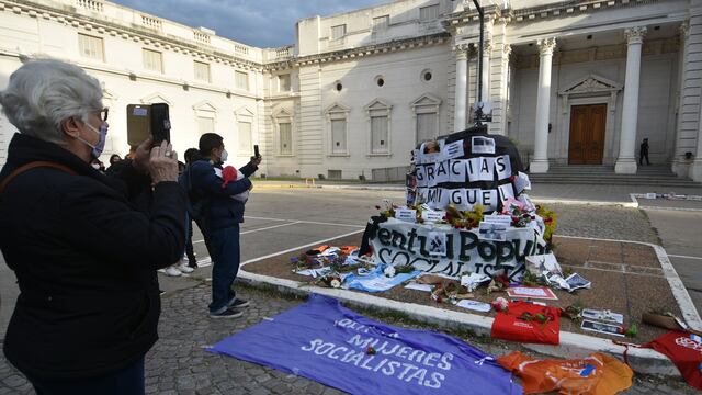 Frente a la sede de la Legislatura dejaron banderas y carteles dedicados al fallecido exgobernador.