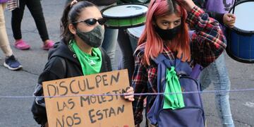 “Basta de violencia patriarcal. Exigimos políticas públicas y presupuesto. Montenegro hacete cargo” (foto de archivo)