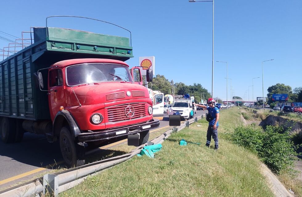 Un camionero perdió el control y se incrustó contra un guardarraíl en Córdoba