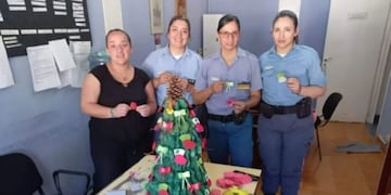 Las mujeres policías de Neuquén trabajando para entregar los árboles de Navidad el 8 de diciembre.