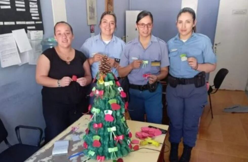 Cuatro mujeres policías de Neuquén arman arbolitos navideños con cartones para que ningún niño se quede sin el suyo