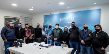 El intendente firmó el acto administrativo de promulgación de la ordenanza que establece una nueva regulación para el servicio de remises en la ciudad.