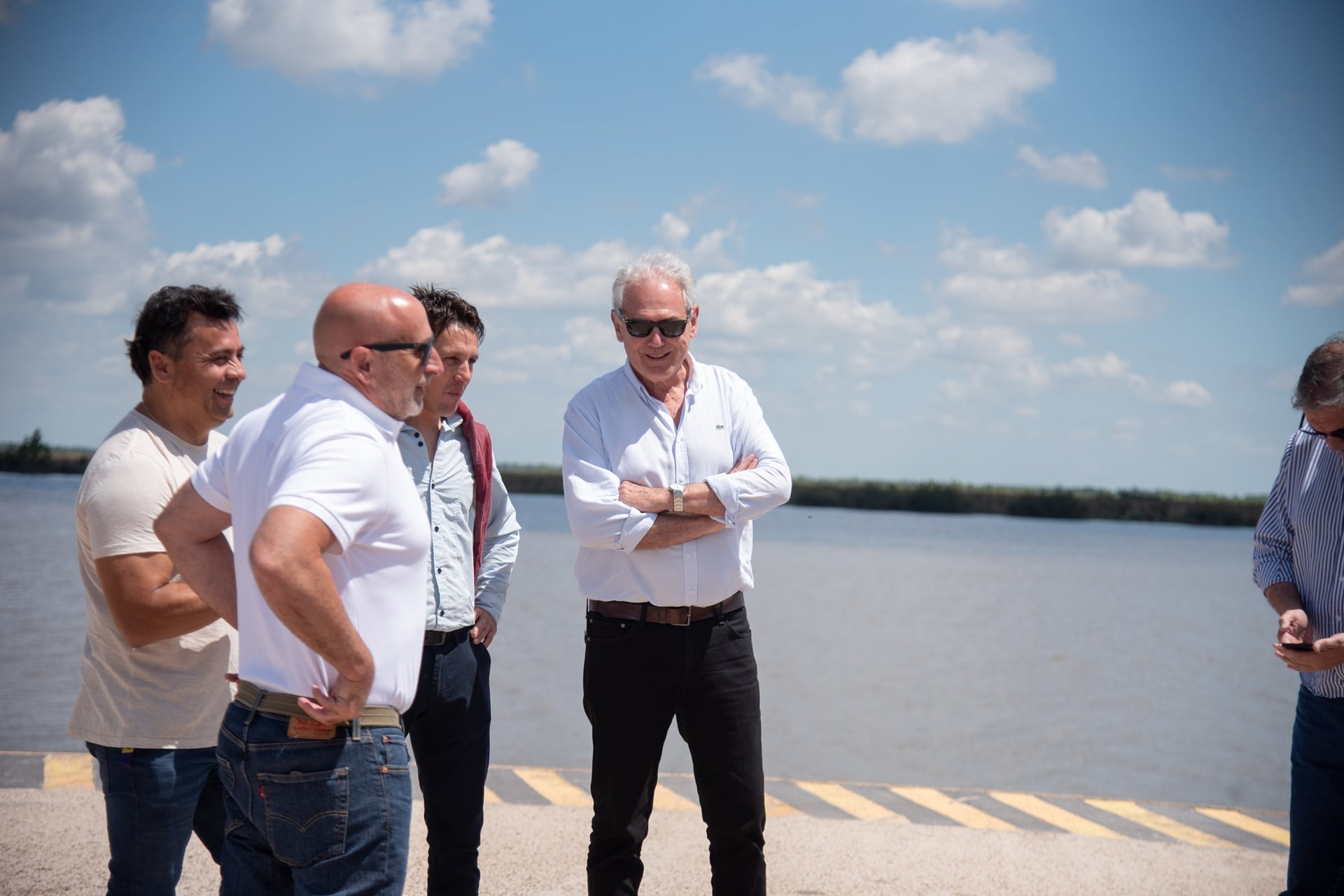 Atilio Benedetti junto a funcionarios en Puerto Ibicuy