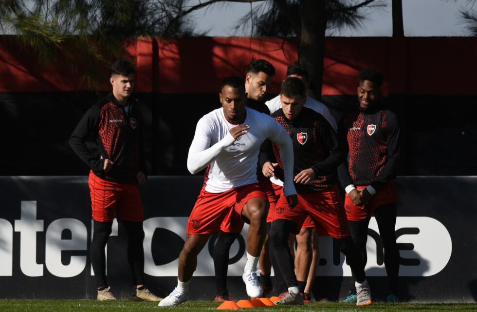 Newell’s cambia de esquema ante Lanús mientras se acumulan las lesiones