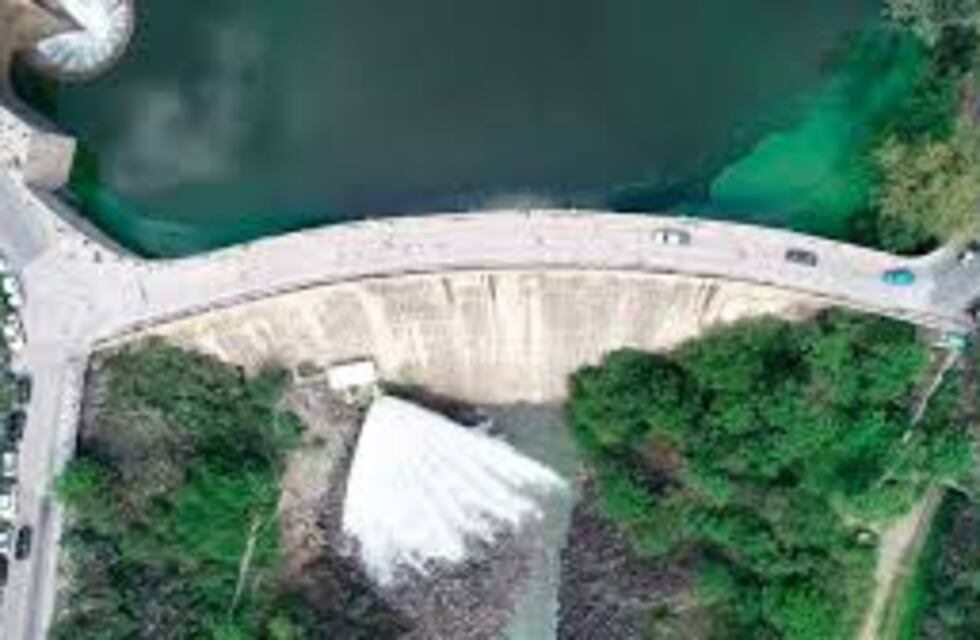 Dique La Angostura: apertura de válvula para liberar caudal