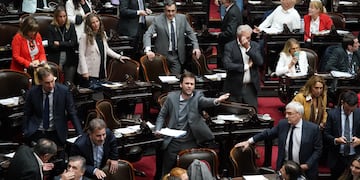 Diputados de Juntos por el Cambio en la sesión por la reforma del impuesto a las Ganancias (Foto: Clarín)