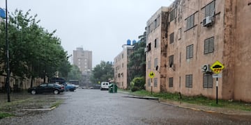 Fuerte tormenta en Rosario (@emergenciasAR)