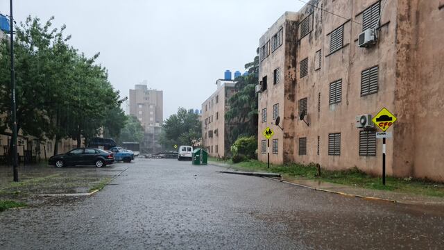 Fuerte tormenta en Rosario (@emergenciasAR)
