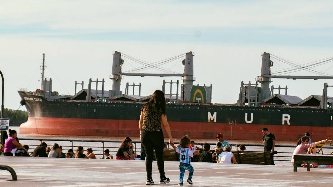 El Parque de España es uno de los principales balcones al río Paraná en la costanera central de Rosario.