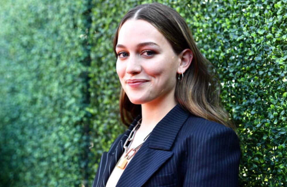 Victoria Pedretti, la protagonista de You, publicó en su Instagram una foto en microbikini con transparencias