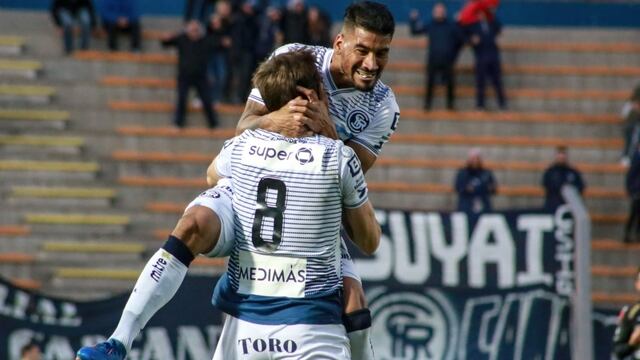 Matías Quiroga salta y abraza a Diego Tonetto, en la alegría de Independiente Rivadavia luego de ganar ante Estudiantes de Buenos Aires.