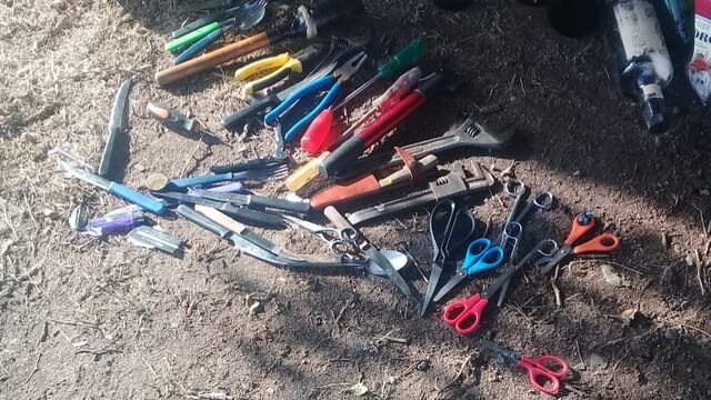 También, encontraron tijeras, cuchillos y destornilladores.