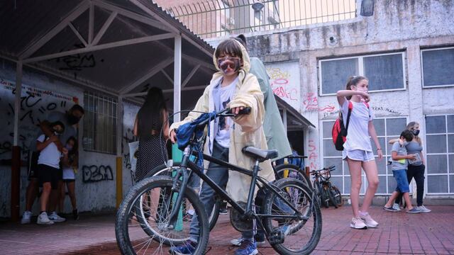 La máscara comenzó a usarse ni bien se reabrieron las aulas en el primer año de la pandemia de coronavirus.