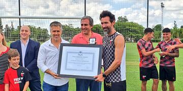 Leandro Busatto, Eduardo Domínguez y el plantel de Colón de Santa Fe. (@leandrobusatto)