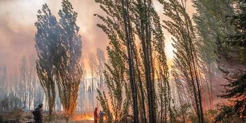 La triste noticia llegó con el hallazgo de un cuerpo e n los incendios.