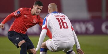 El lateral derecho cordobés Fabricio Bustos en acción contra Bahía de Brasil, por Copa Sudamericana. (Prensa Independiente).