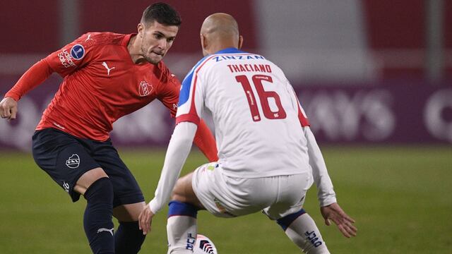 El lateral derecho cordobés Fabricio Bustos en acción contra Bahía de Brasil, por Copa Sudamericana. (Prensa Independiente).