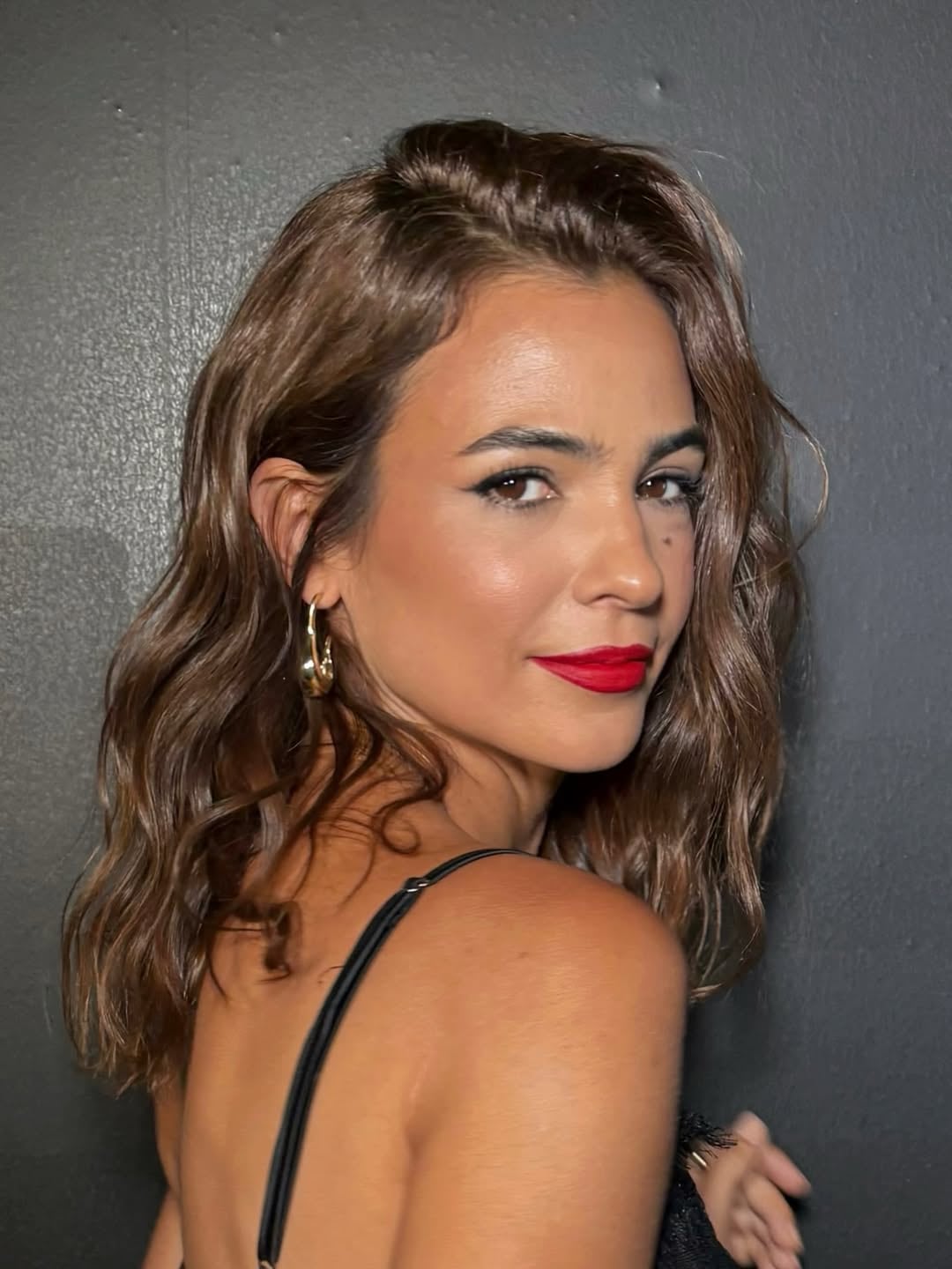 Agustina Cherri causó sensación con un vestido lencero total black y marcó la tendencia de la temporada