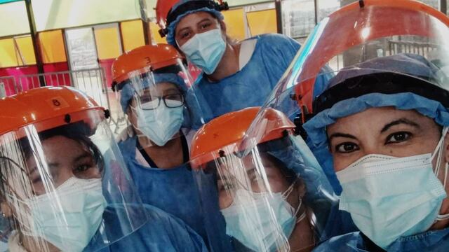 La joven jujeña junto a sus compañeros realizando el voluntariado en el Centro Cultural Córdoba