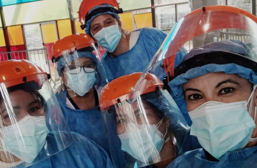 Foto viral: una enfermera se recibió mientras hisopaba en Córdoba