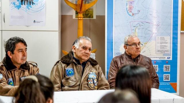 Daniel Arias contó que “a pedido de la profesora, Viviana Romero fuimos invitados junto al presidente del Centro de Excombatientes, Conrado Zamora y nuestro compañero, Martín Romero para narrar frente a los jóvenes estudiantes, algunas de nuestras historias durante el conflicto".