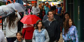 A pesar de que el clima no ayuda, el turismo llegó en buen número a Villa Carlos Paz. (Santiago Berioli / La Voz)