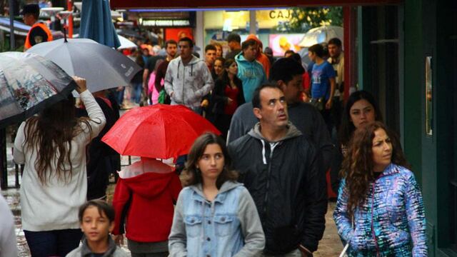A pesar de que el clima no ayuda, el turismo llegó en buen número a Villa Carlos Paz. (Santiago Berioli / La Voz)