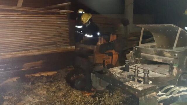 Bomberos sofocaron un incendio en un aserradero de Iguazú