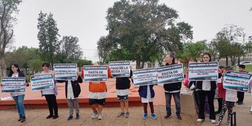 Docentes, alumnos y familiares se reunieron en la plaza Italia para protestar junto a AMSAFE Castellanos