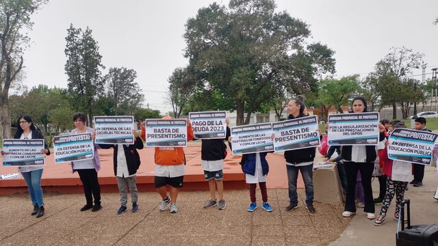 Docentes, alumnos y familiares se reunieron en la plaza Italia para protestar junto a AMSAFE Castellanos