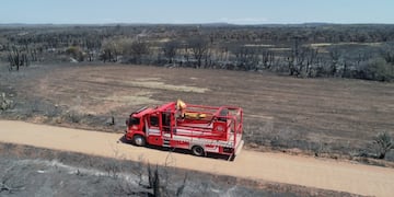 Una autobomba de bomberos voluntarios, este jueves, sobre caminos rodeados de monte ya quemado, en el norte provincial. (Gentileza Federación de Bomberos)