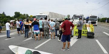Pescadores protesta en el puente Rosario-Victoria (@MauroYasprizza)