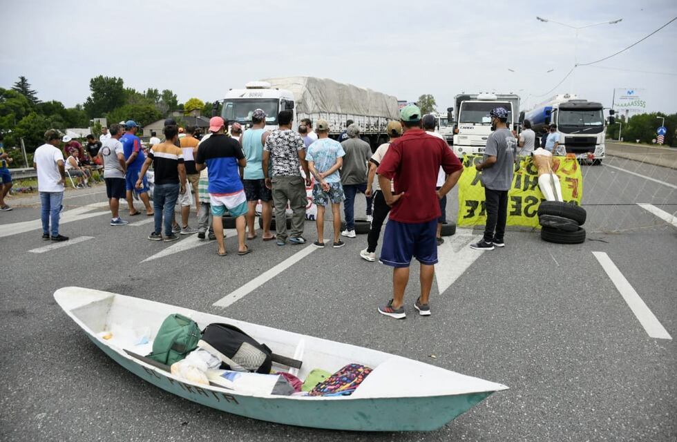Pescadores levantaron el corte de tránsito en el puente Rosario-Victoria