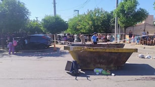 Un auto chocó un contenedor de basura, que mató a una mujer en Córdoba.