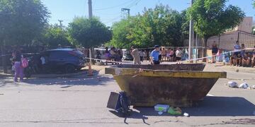 Un auto chocó un contenedor de basura, que mató a una mujer en Córdoba.