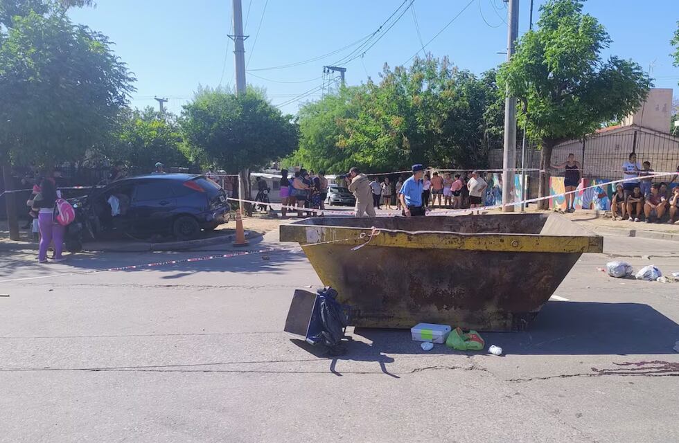 “Le partió la cabeza”: un auto chocó un contenedor de basura y mató a una mujer en Córdoba