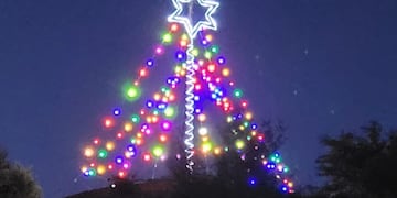 Reconstruyeron el árbol de Navidad vandalizado en Carlos Paz Sierras
