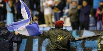 En el Gigante de Alberdi, como en todos los estadios, honores para los héroes de Malvinas.