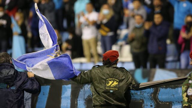 En el Gigante de Alberdi, como en todos los estadios, honores para los héroes de Malvinas.