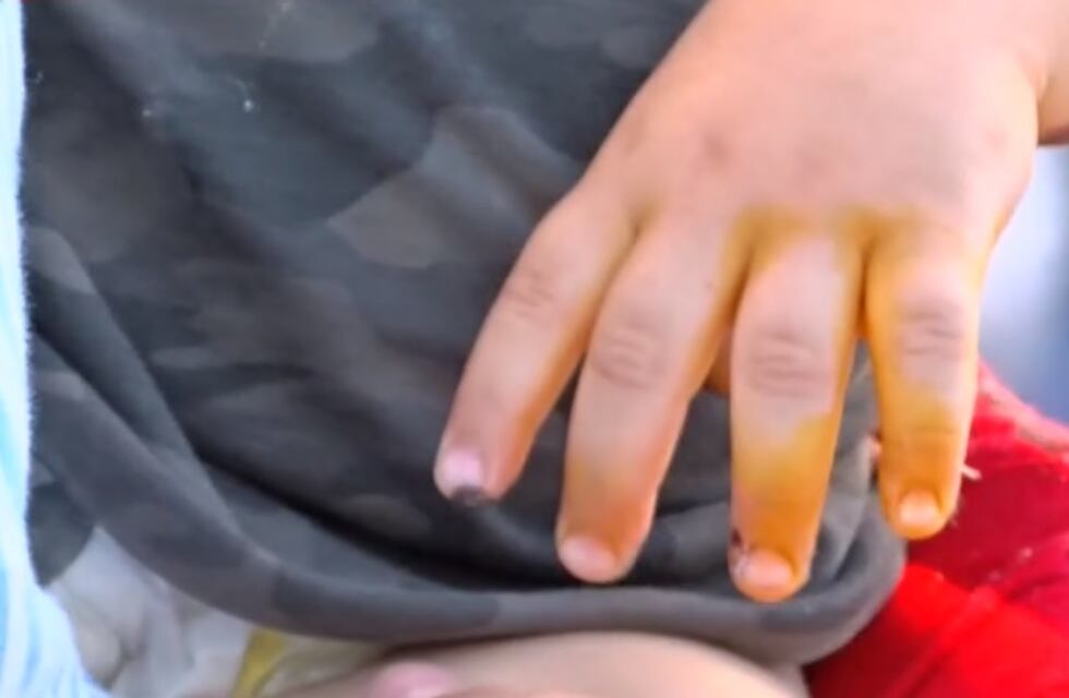 Quisieron robarle la mochila y arrastraron a su hijito durante media cuadra