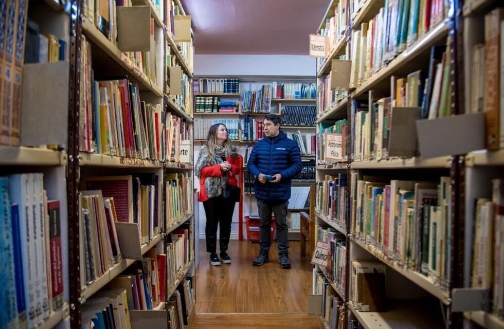 Ushuaia: La Municipalidad visitó la Exhibición “Malvinas 40 años” de la Biblioteca Sarmiento